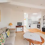Stylish Flat Near Kensington With Spacious Balcony