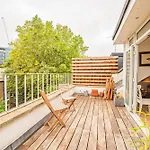 Stylish Flat Near Kensington With Spacious Balcony
