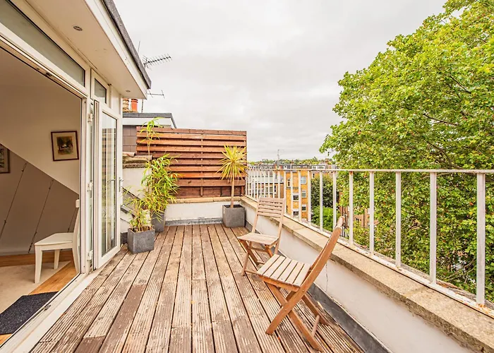 Stylish Flat Near Kensington With Spacious Balcony