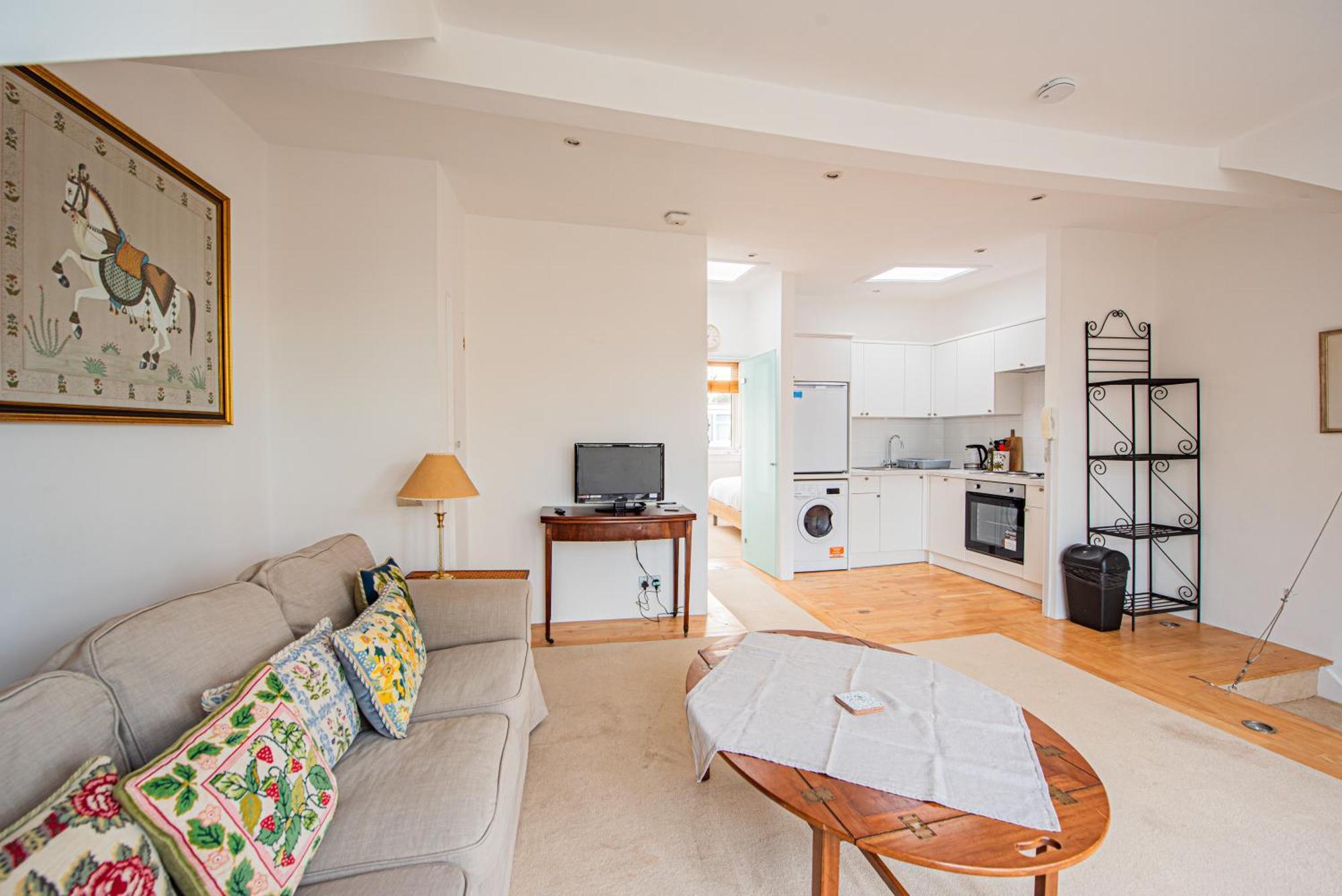 Stylish Flat Near Kensington With Spacious Balcony